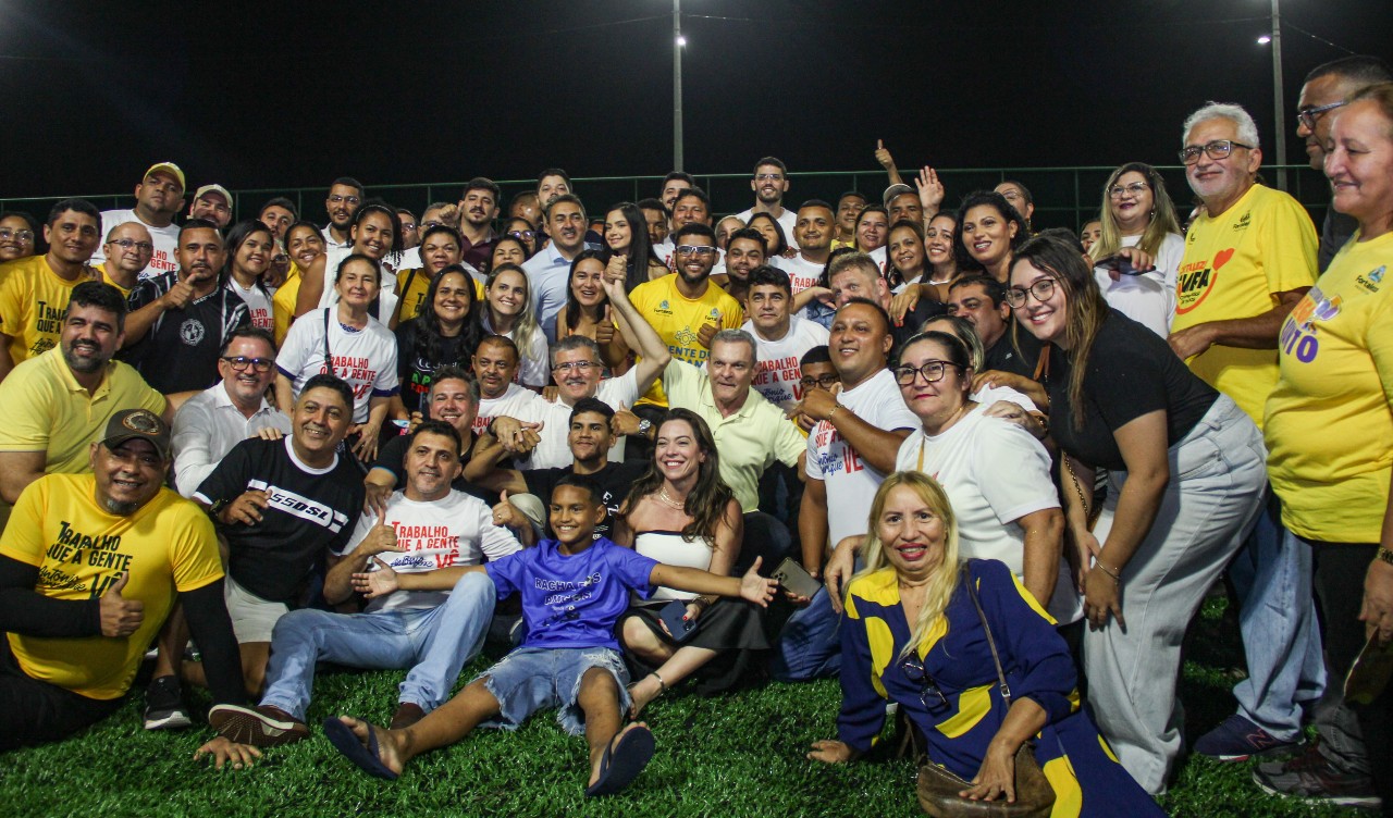 grupo de pessoas posa para a foto